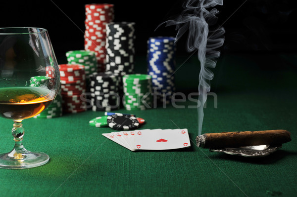 Foto d'archivio: Bere · carte · da · gioco · sigaro · chip · verde · vetro