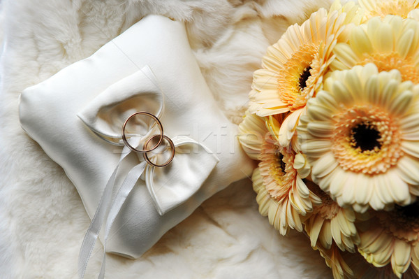 Anéis de casamento noiva buquê flores amarelas casamento Foto stock © taden