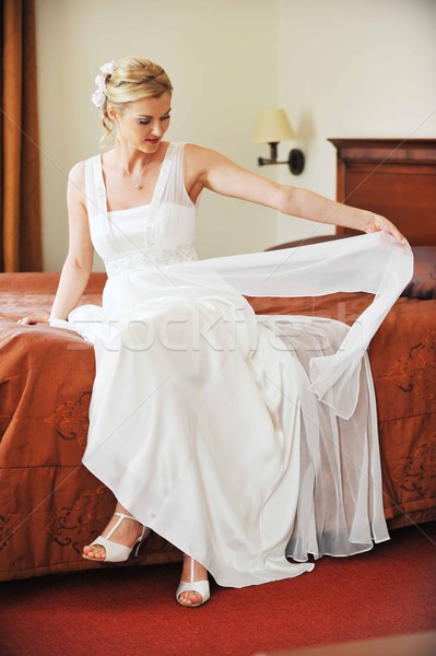 Gyönyörű menyasszony elegáns fehér ruha szoba esküvő Stock fotó © taden