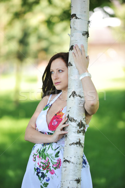 Piękna kobieta piękna przyszłości mama stałego drzewo Zdjęcia stock © taden