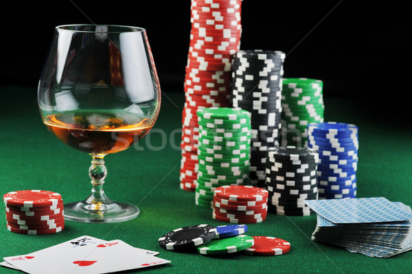 Foto d'archivio: Bere · carte · da · gioco · colore · chip · verde · vetro