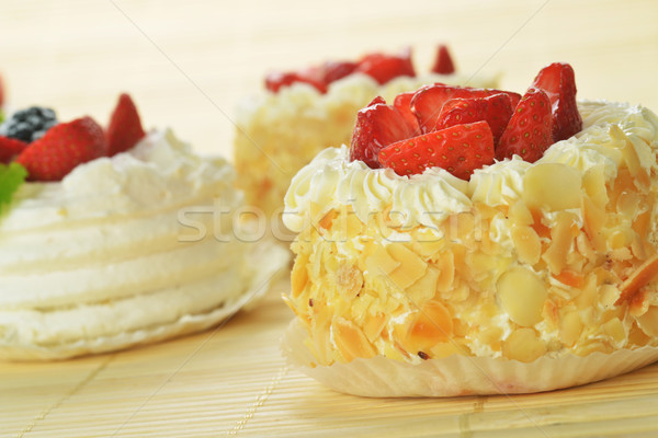 Lecker Kuchen Nüsse Erdbeeren Bambus Tabelle Stock foto © taden