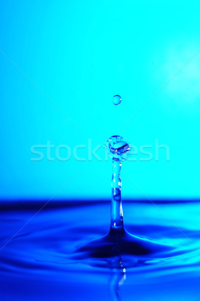 Picătură de apă picături aterizare suprafața apei suspendat timp Imagine de stoc © taden