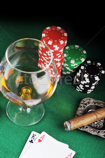 Bere carte da gioco sigaro chip verde vetro Foto d'archivio © taden
