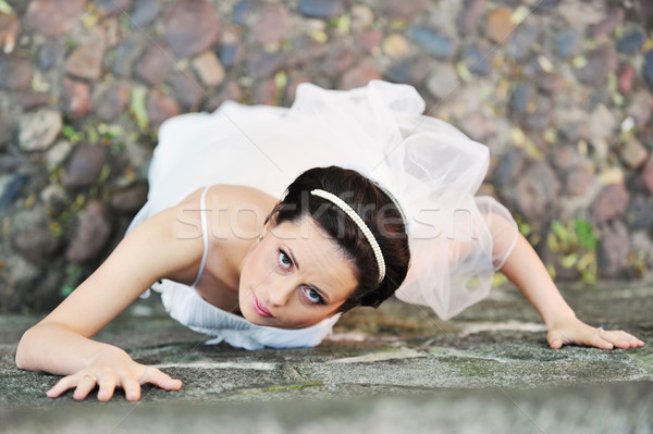 Ragazza abito da sposa vecchio muro donne moda Foto d'archivio © taden