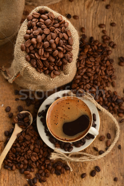 Foto stock: Granos · de · café · frijoles · taza · detrás · café · negro