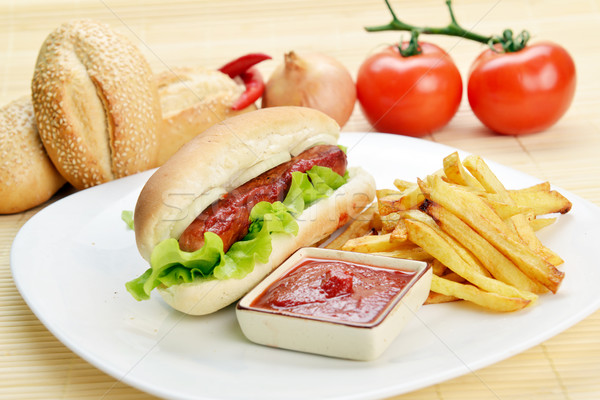 Appetitlich hot dog lecker frites weiß Platte Stock foto © taden