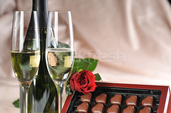Imagine de stoc: şampanie · trandafir · rosu · forma · de · inima · ciocolată · hârtie · nuntă
