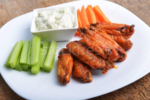 商業照片: 雞 · 翅膀 · 芹菜 · 胡蘿蔔 · 木 · 食品