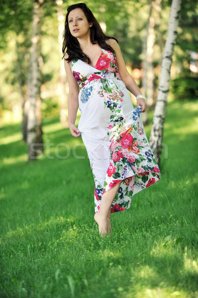 Foto stock: Mujer · hermosa · caminando · hierba · abedul · arboleda