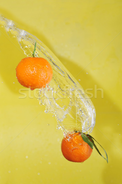 Zwei Wasser Spritzer gelb grünen Stock foto © taden