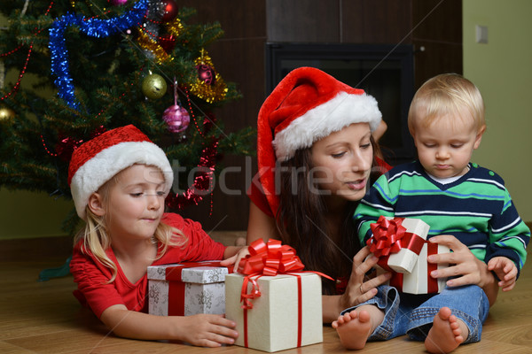 Stok fotoğraf: çocuklar · anne · mutlu · oturma · noel · ağacı · aile