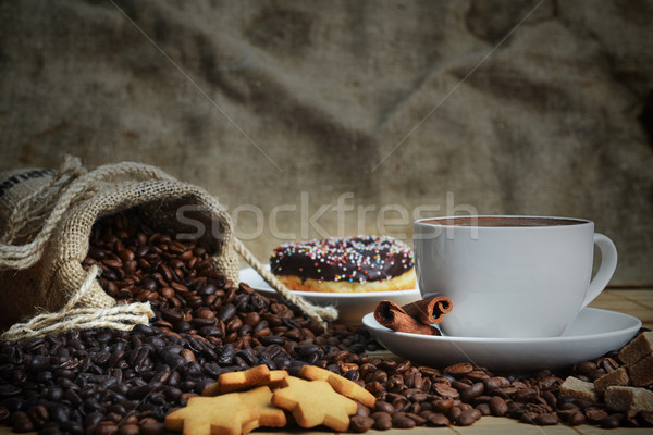 Chicchi di caffè Cup caffè piattino tavola buio Foto d'archivio © taden