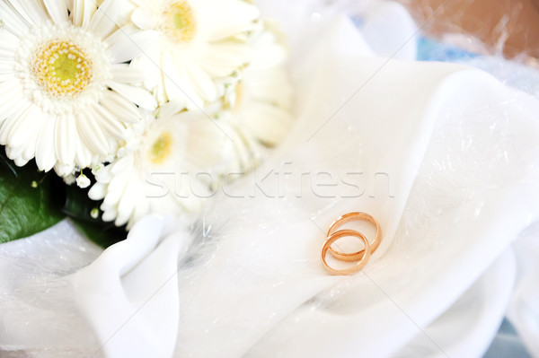Fehér jegygyűrűk virágcsokor esküvő arany gyűrűk Stock fotó © taden