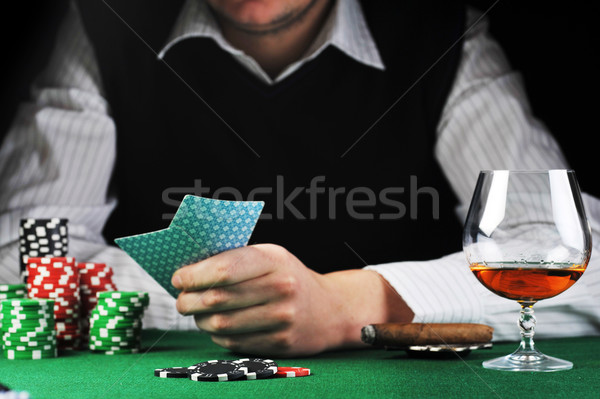 Karty grać człowiek posiedzenia tabeli karty do gry Zdjęcia stock © taden