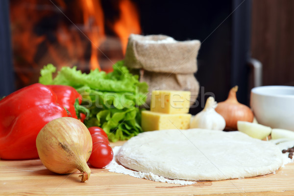 Pizza delicioso especias hortalizas mesa de madera queso Foto stock © taden
