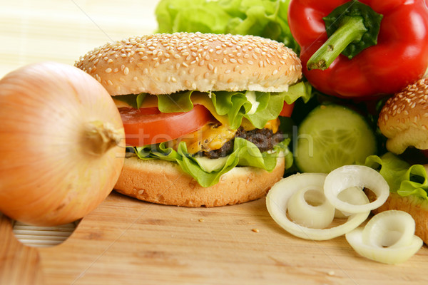 Stok fotoğraf: Lezzetli · hamburger · iştah · açıcı · ahşap · plaka · ekmek
