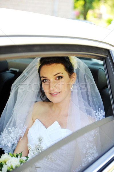 Zdjęcia stock: Młodych · oblubienicy · kwiaty · biały · samochodu · ślub