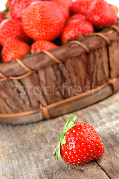 Koszyka truskawek świeże żywności trawy Zdjęcia stock © taden