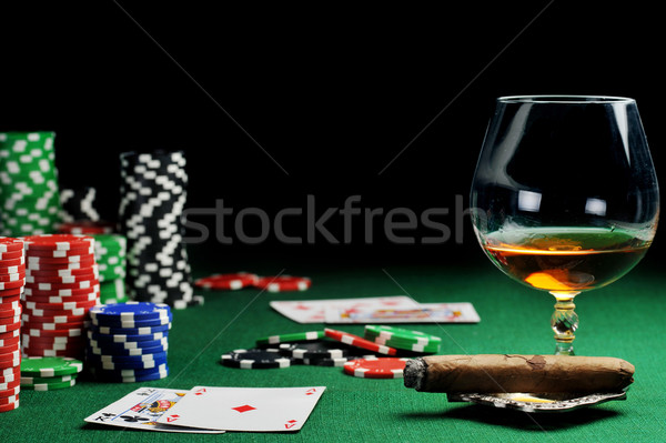 Pić karty do gry cygara chipy zielone szkła Zdjęcia stock © taden
