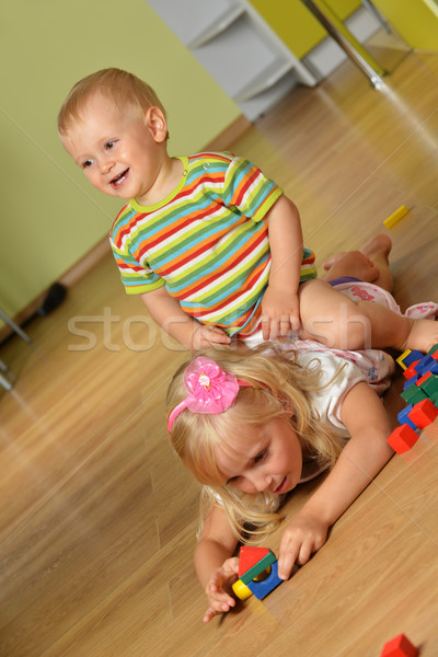 Foto stock: Nino · hermana · pequeño · jugando · casa · familia