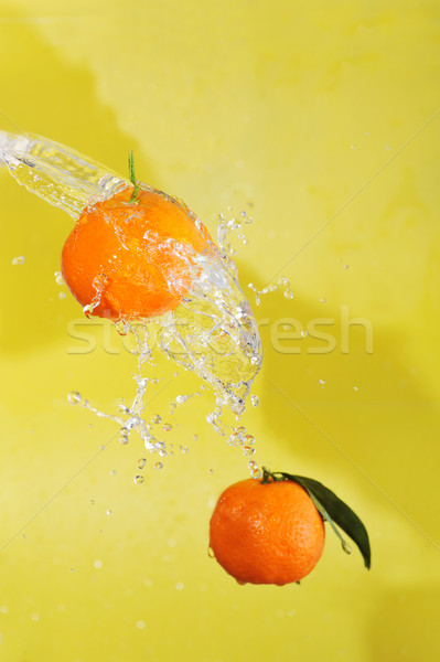 Zwei Wasser Spritzer gelb grünen Stock foto © taden