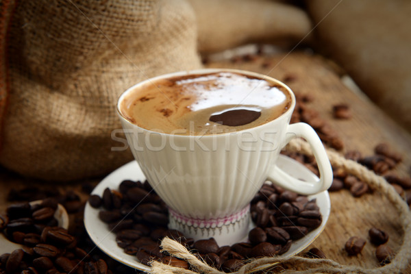 [[stock_photo]]: Grains · de · café · fèves · tasse · sac · derrière · café · noir