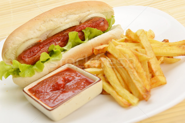 Iştah açıcı sosisli sandviç lezzetli patates kızartması beyaz plaka Stok fotoğraf © taden