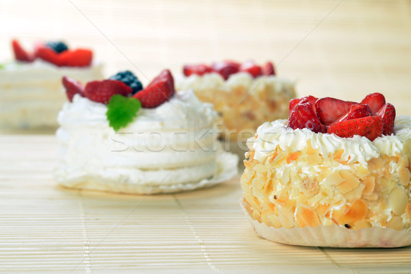 Wenig Kuchen weiß Vereisung Früchte Bambus Stock foto © taden