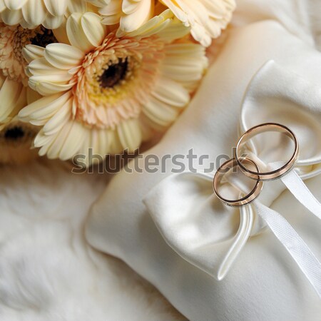 Vánkos jegygyűrűk menyasszony virágcsokor sárga virágok esküvő Stock fotó © taden