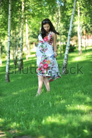 Foto stock: Mujer · hermosa · caminando · hierba · abedul · arboleda