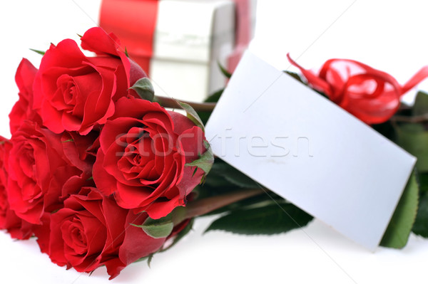 Frumos trandafiri rosii nume card izolat alb Imagine de stoc © taden