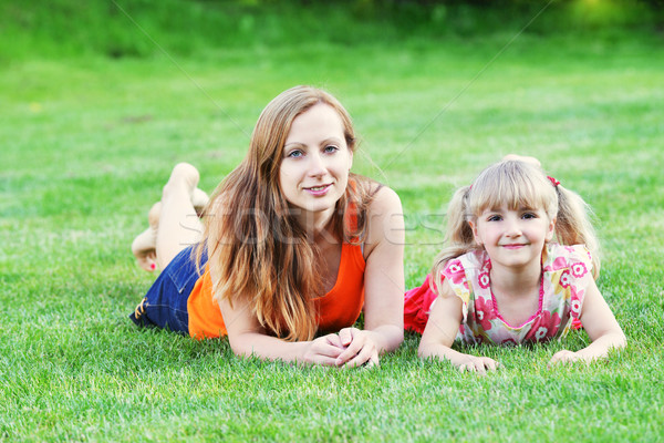 Foto stock: Madre · hija · jóvenes · mentir · hierba · verano