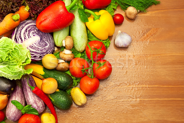 Foto stock: Fresco · orgânico · legumes · gotas · de · água · secretária