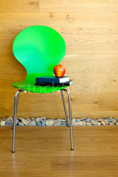 Groene stoel rode appel boeken houten muur Stockfoto © Taiga