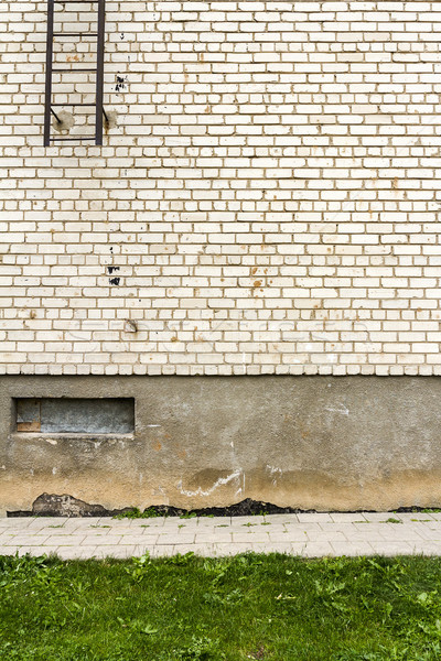 Foto stock: Grande · branco · parede · de · tijolos · grama · verde · tira