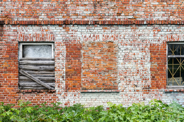 [[stock_photo]]: Mur · de · briques · fenêtres · vieux · rouge · herbe · verte · architecture
