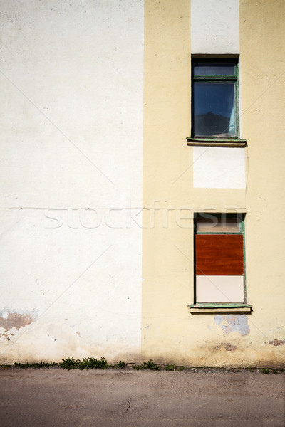 Amarelo parede dois windows abandonado casa Foto stock © Taigi