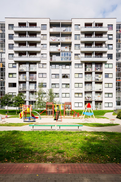 Modernen Mehrfamilienhaus Kinder Spielplatz Haus Bau Stock foto © Taigi