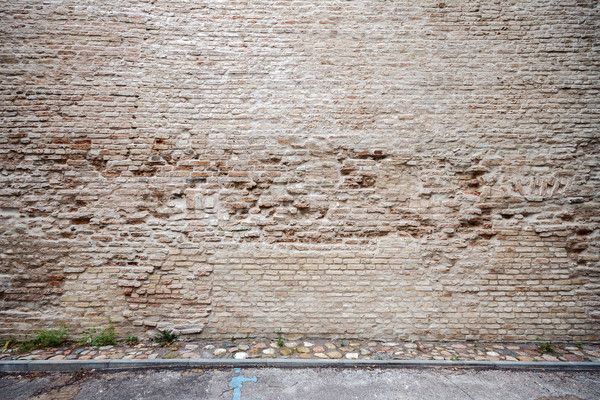 Foto d'archivio: Vecchio · giallo · muro · screpolato · strada · erba
