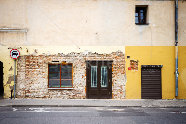 Alten Straße Wand verwitterten Fenster Türen Stock foto © Taigi