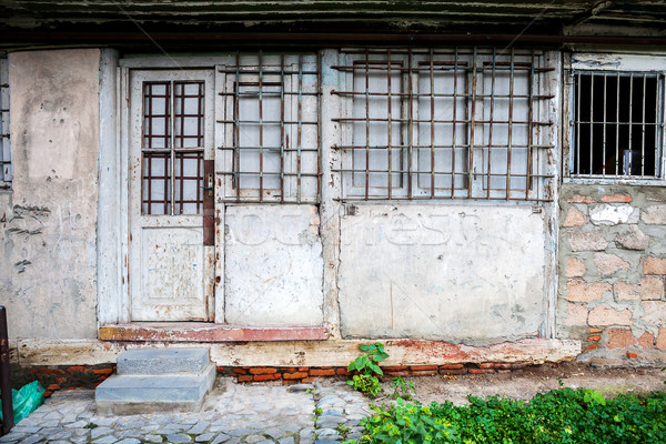 W górę okno starych drzwi stary dom budynku Zdjęcia stock © Taigi