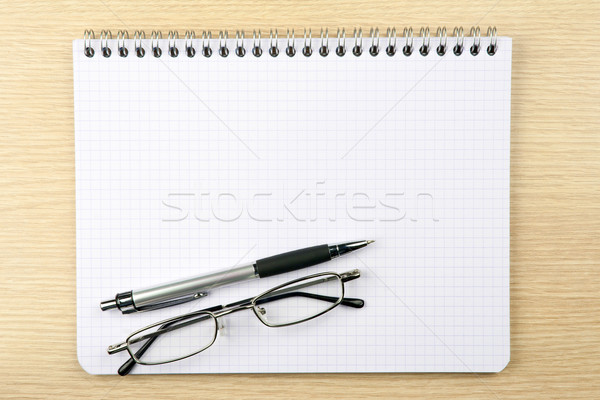 Foto stock: Caderno · óculos · caneta · tabela · papel · madeira