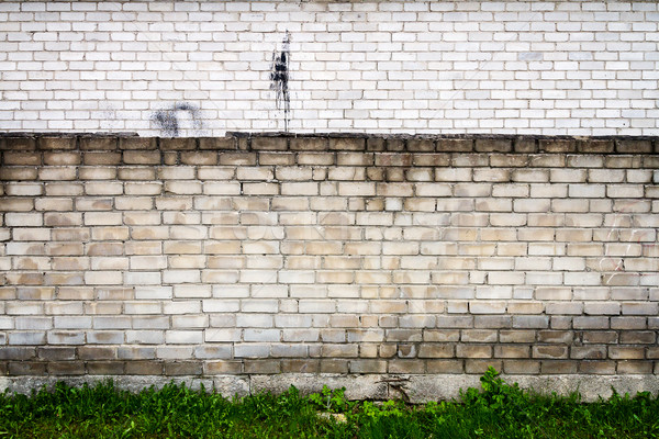 Edad pared de ladrillo capeado pared ladrillos Splash Foto stock © Taigi