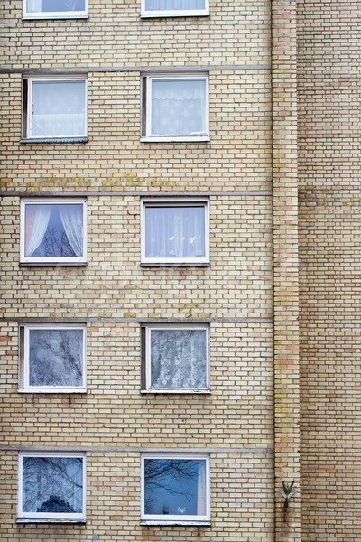 Mur de briques beaucoup fenêtres vieux maison bâtiment [[stock_photo]] © Taigi