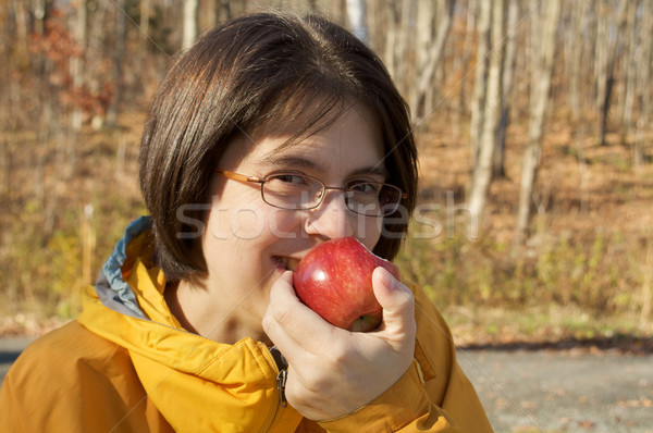 Saudável menina bonitinho mulher jovem alimentação maçã Foto stock © Talanis