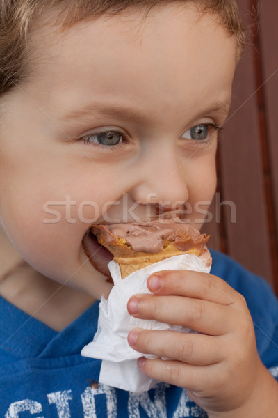 Menino alimentação sorvete pequeno cone Foto stock © Talanis