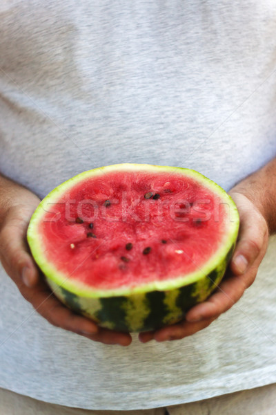 Młody człowiek arbuz ręce zdrowych odżywianie Zdjęcia stock © TanaCh