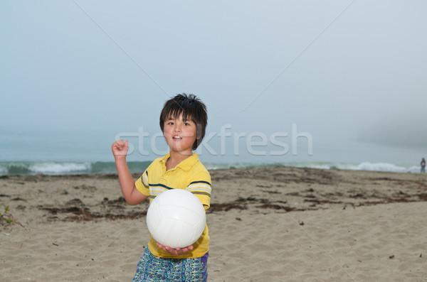 Asiático menino jogar voleibol em pé praia Foto stock © tangducminh