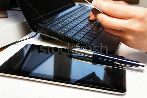 Biuro tabeli laptop kobiet ręce notebooka Zdjęcia stock © tannjuska